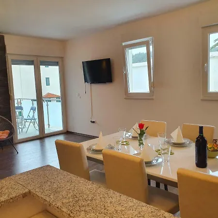 Lara Apartment *